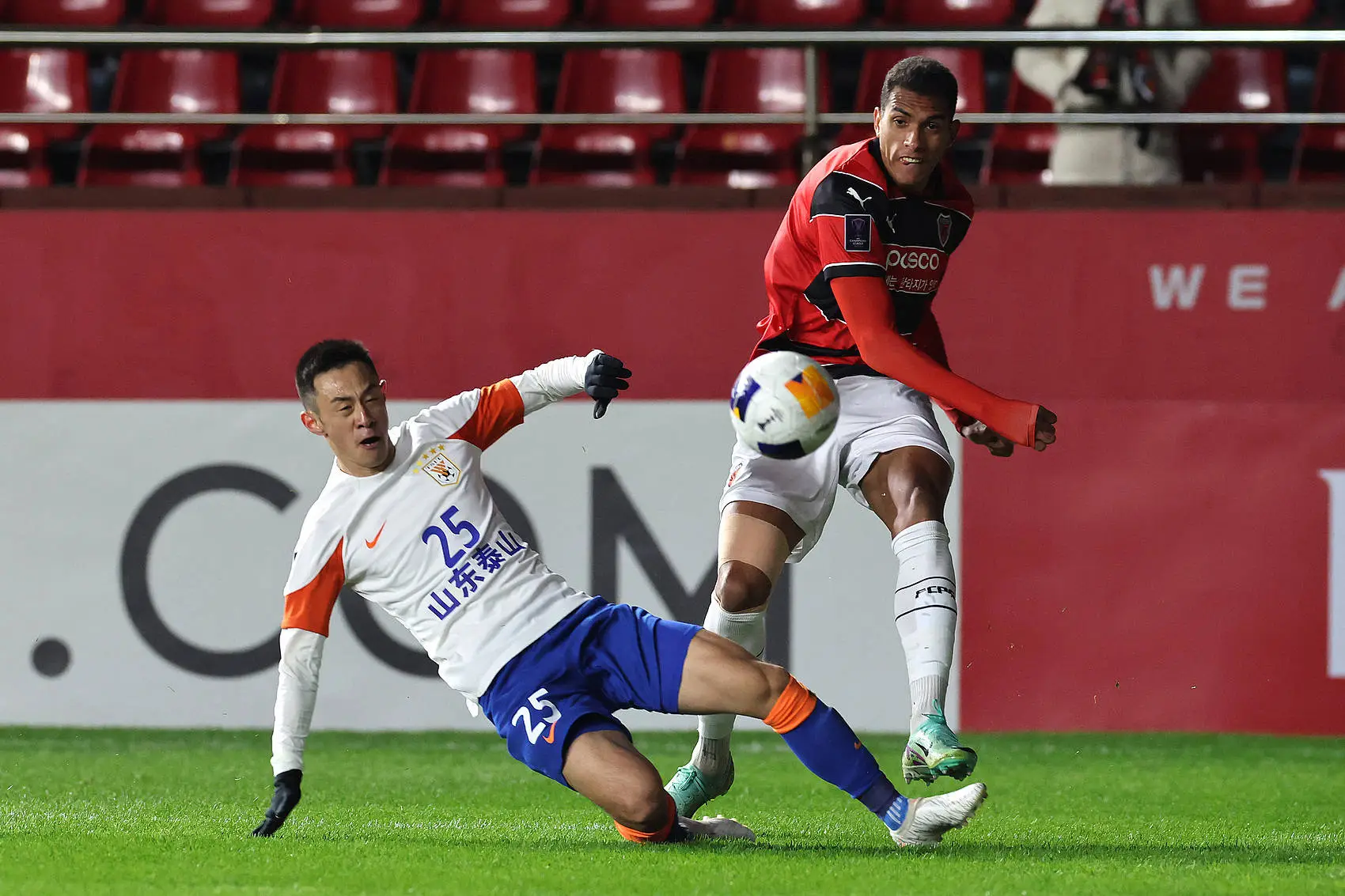 包含今晚亚冠焦点战，山东泰山调整名单，态度坚定，身体对抗强度拉满的词条