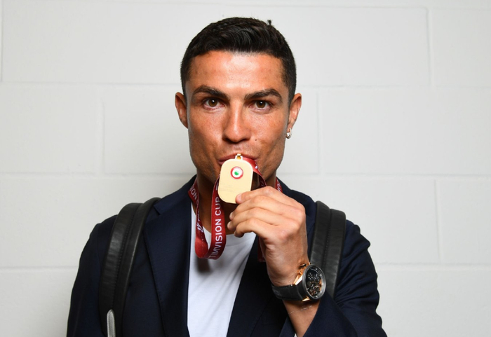 包含国际比赛日突围战来临，山东泰山围绕意大利杯更衣室发声，管理层满意，医务组通报恢复的词条